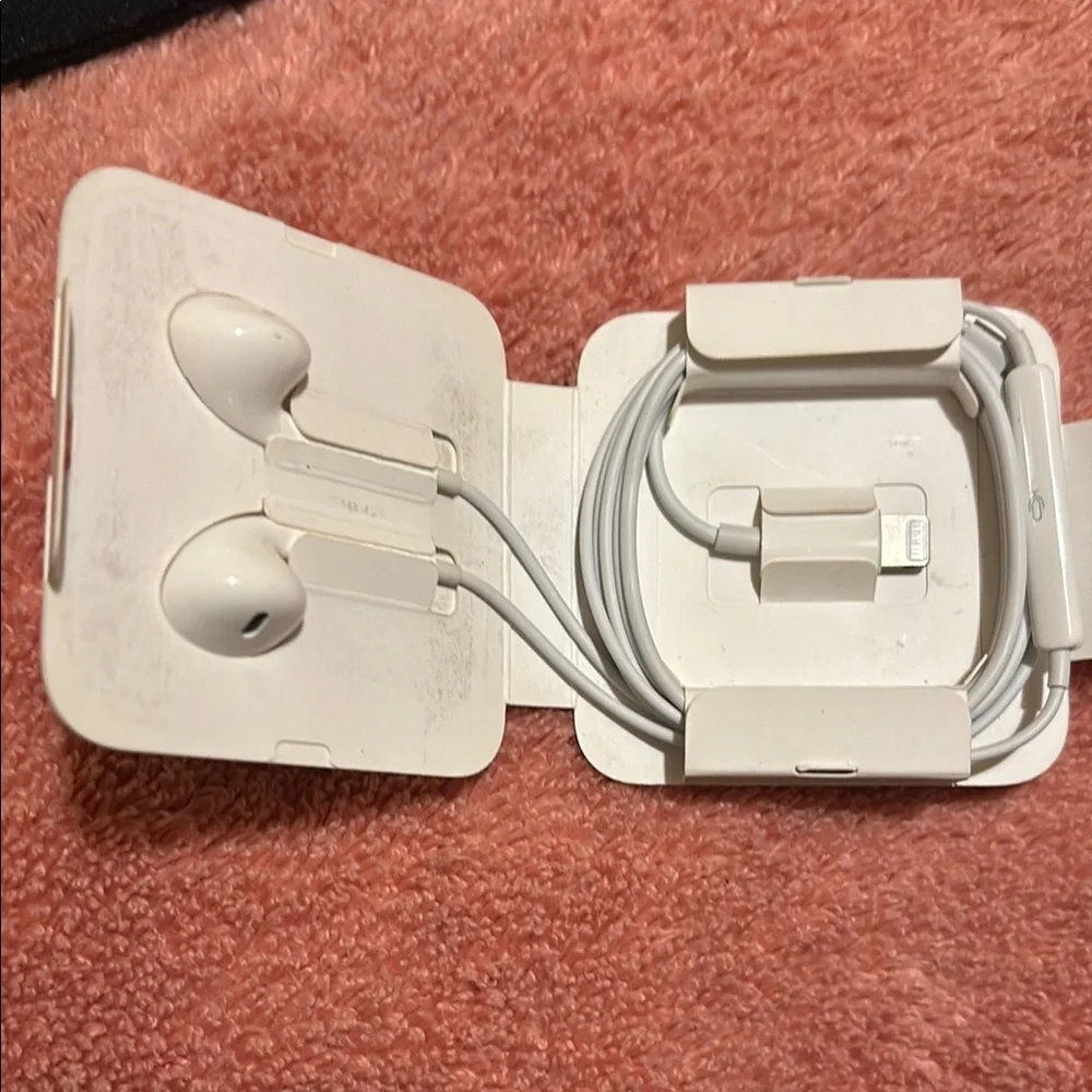 White Wired Earbuds